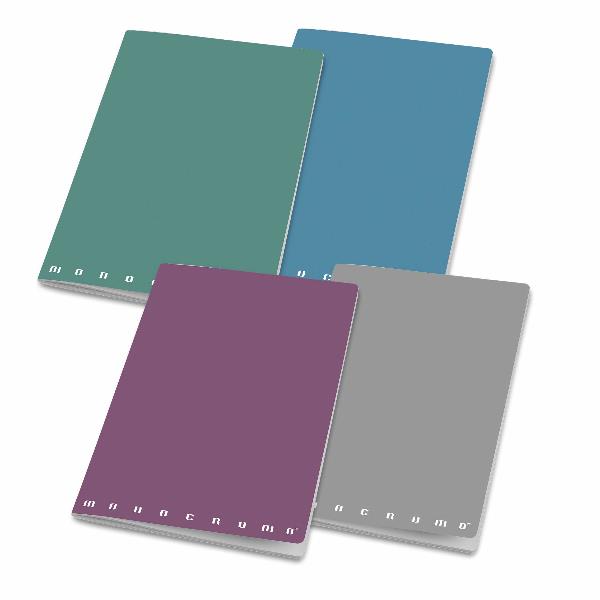 Quaderno Pigna con rilegatura a punto metallico, formato A4, rigatura a quadri da 5 mm, 80 fogli, copertina in cartone plastificato."